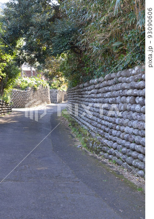 家々を守る丸い石垣が並ぶ八丈島の道路 家々を守る丸い石垣が並ぶ八丈島の道路 93090606