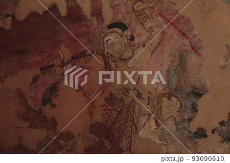 タイ・チェンマイの寺院ワットプラシン仏堂内部の壁画・昔の市民生活・劇場の舞台で戦いの舞を演じる役者 タイ・チェンマイの寺院ワットプラシン仏堂内部の壁画・昔の市民生活・劇場の舞台で戦いの舞を演じる役者 93090610