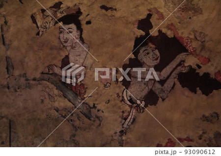 タイ・チェンマイの寺院ワットプラシン仏堂内部の壁画・昔の市民生活・木に登って劇場の舞台を覗く市民 93090612