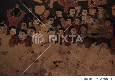 タイ・チェンマイの寺院ワットプラシン仏堂内部の壁画・昔の市民生活・劇場の外で開場を待つ人々 93090614