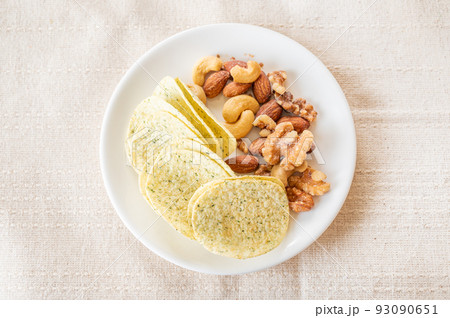 ポテトチップスとミックスナッツ ポテトチップスとミックスナッツ 93090651