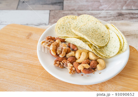 ポテトチップスとミックスナッツ 93090652