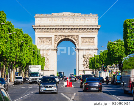 パリ　シャンゼリゼ通りと凱旋門　※一部ソフトフォーカス 93090934