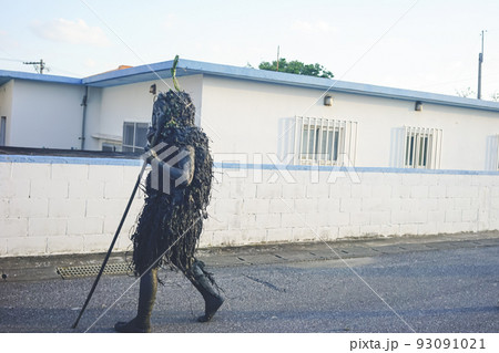 日本沖縄県の離島宮古島で行われる厄払いの伝統行事 重要無形民俗文化財の奇祭 島尻のパーントゥ 日本沖縄県の離島宮古島で行われる厄払いの伝統行事 重要無形民俗文化財の奇祭 島尻のパーントゥ 93091021