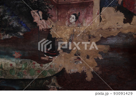 タイ・チェンマイの寺院ワットプラシン仏堂内部の壁画・昔の市民生活・老婆を伴って祭り出かける若い娘 93091429