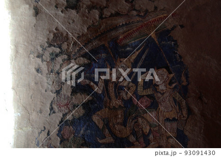タイ・チェンマイの寺院ワットプラシン仏堂内部の壁画・昔の市民生活・下僕を伴って出かける貴人の若夫婦 タイ・チェンマイの寺院ワットプラシン仏堂内部の壁画・昔の市民生活・下僕を伴って出かける貴人の若夫婦 93091430