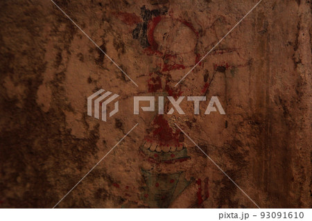 タイ・チェンマイの寺院ワットプラシン仏堂内部の壁画・昔の市民生活・祭りでお洒落して舞を舞う市民 93091610