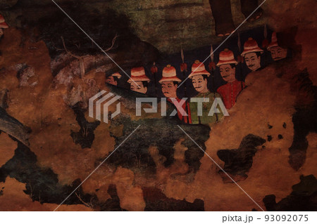 タイ・チェンマイの寺院ワットプラシン仏堂内部の壁画・昔の市民生活・市街地の風景 タイ・チェンマイの寺院ワットプラシン仏堂内部の壁画・昔の市民生活・市街地の風景 93092075