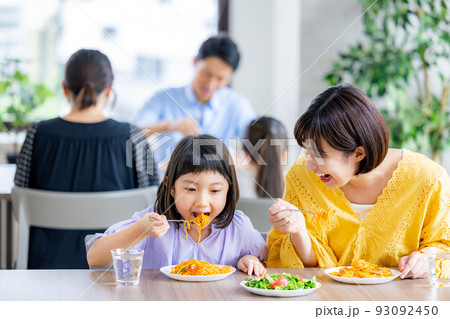 ママとファミレスに行く子供 ママとファミレスに行く子供 93092450