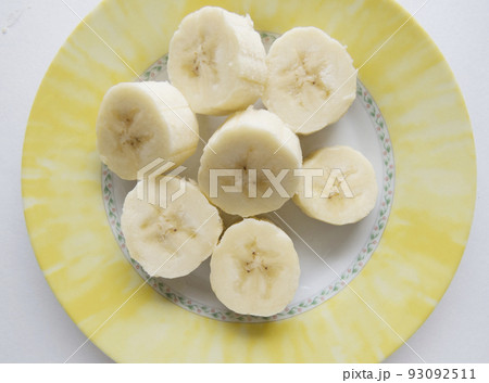 Banana bunch and peeled pieces Banana bunch and peeled pieces 93092511