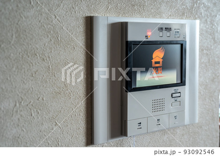 テレビドアホンに表示された火災表示　火災警報　火事　災害　ノーマルカラーくっきり 93092546