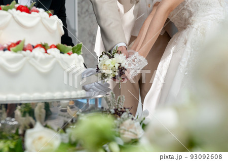 結婚披露宴でケーキ入刀をする新郎新婦の手元のアップ　 93092608