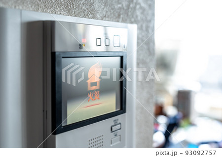 テレビドアホンに表示された火災表示　火災警報　火事　災害　ノーマルカラーくっきり 93092757
