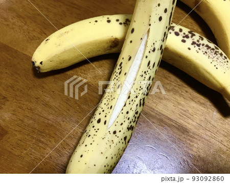 熟して皮が裂けたバナナ 93092860