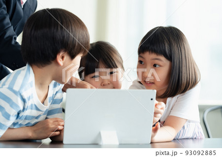 タブレットでプログラミング教育を受ける小学生 タブレットでプログラミング教育を受ける小学生 93092885