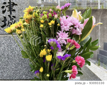 お墓に供えられた花束 お墓に供えられた花束 93093330