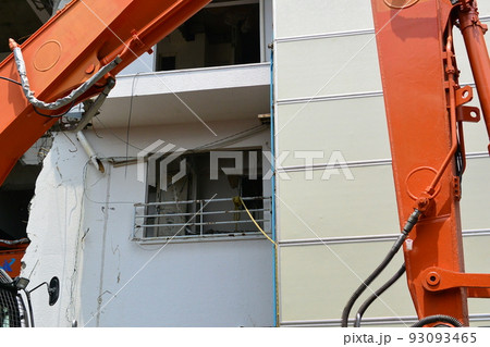 昭和時代の堅牢なコンクリート社宅の解体は苦労が多そうに見える 93093465