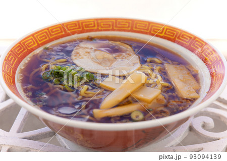 夏のビーチレストランで食べるしょうゆラーメン 夏のビーチレストランで食べるしょうゆラーメン 93094139
