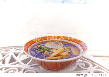 夏のビーチレストランで食べるしょうゆラーメン 93094153