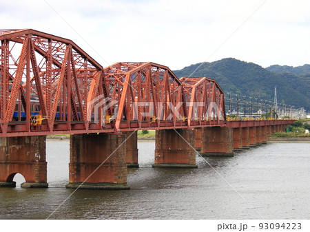 和歌山県を流れる紀の川に架かる南海電鉄本線の紀ノ川橋梁 和歌山県を流れる紀の川に架かる南海電鉄本線の紀ノ川橋梁 93094223