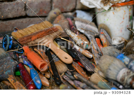 Many dirty brushes of the artist in the workshop Many dirty brushes of the artist in the workshop 93094328