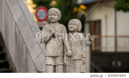 男の子と女の子の石像の写真素材 [93094364] - PIXTA