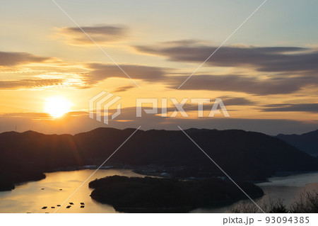 《岡山県》瀬戸内海国立公園 夕立受山から見る夕日 《岡山県》瀬戸内海国立公園 夕立受山から見る夕日 93094385
