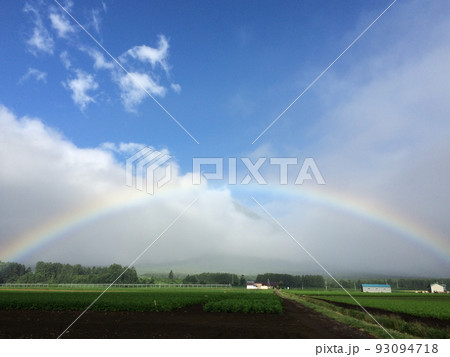 北海道 虹がかかる雨上がりの農場 北海道 虹がかかる雨上がりの農場 93094718