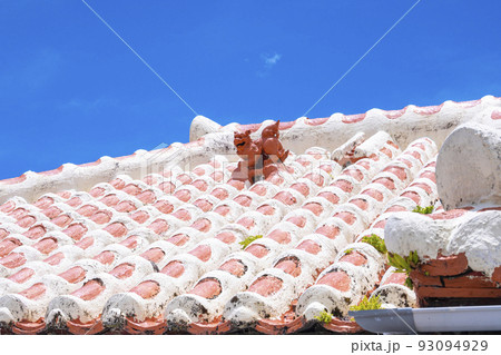 屋根の上のシーサー 93094929