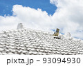 屋根の上のシーサー 93094930