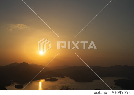 《岡山県》瀬戸内海国立公園 夕立受山から見る夕日 《岡山県》瀬戸内海国立公園 夕立受山から見る夕日 93095052