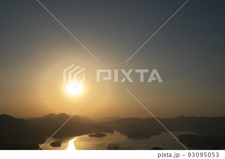 《岡山県》瀬戸内海国立公園 夕立受山から見る夕日 93095053