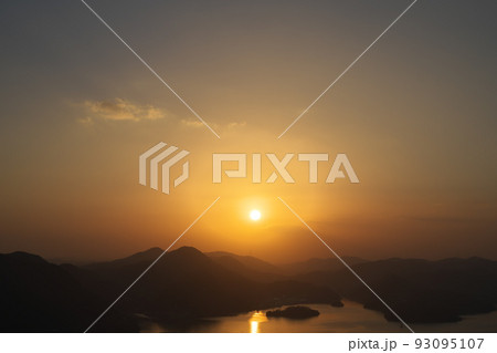 《岡山県》瀬戸内海国立公園 夕立受山から見る夕日 93095107