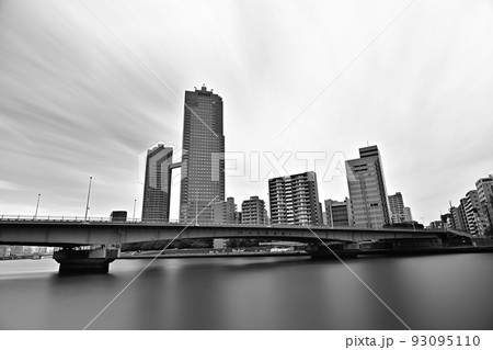 モノクローム長時間露光画像　東京隅田川の流れと高層ビル群の風景　long exposure 93095110