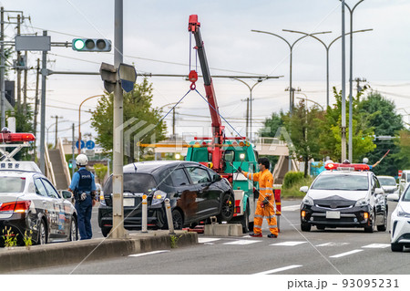 自動車事故 交差点 警察官 事故処理 レッカー移動 自動車事故 交差点 警察官 事故処理 レッカー移動 93095231