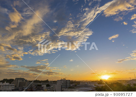 日の出 住宅地の朝 早朝 朝焼け 朝日 太陽 日の出 住宅地の朝 早朝 朝焼け 朝日 太陽 93095727