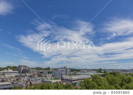青い空　ブルー　雲　快晴　青空と白い雲　晴れ　空　爽快 93095860