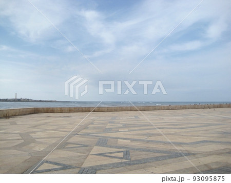 モロッコ　ハッサン2世モスクから大西洋を望む 93095875