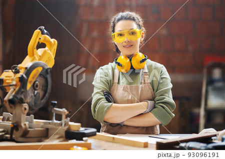 woman carpenter in workshop woman carpenter in workshop 93096191