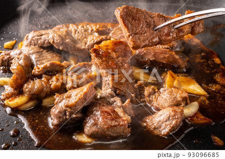 牛肉鉄板焼き 93096685