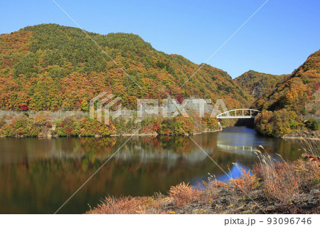 みずがき湖と紅葉の山 山梨県 みずがき湖と紅葉の山 山梨県 93096746