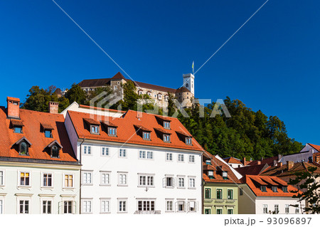 スロベニア リュブリャナの市街地から見上げるリュブリャナ城 スロベニア リュブリャナの市街地から見上げるリュブリャナ城 93096897