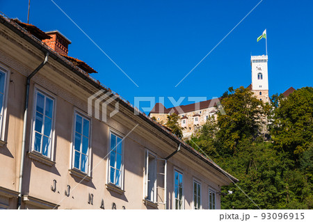 スロベニア　リュブリャナの市街地から見上げるリュブリャナ城 93096915
