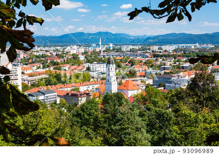 スロベニア　リュブリャナのリュブリャナ城の丘から望む新市街の街並み 93096989