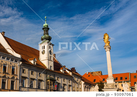 スロベニア マリボルのメインスクエアに建つペスト記念柱と時計塔 スロベニア マリボルのメインスクエアに建つペスト記念柱と時計塔 93097061