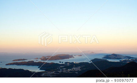 夕暮れ時に朝熊山頂展望台から眺める伊勢湾に浮かぶ美しい島々 夕暮れ時に朝熊山頂展望台から眺める伊勢湾に浮かぶ美しい島々 93097077
