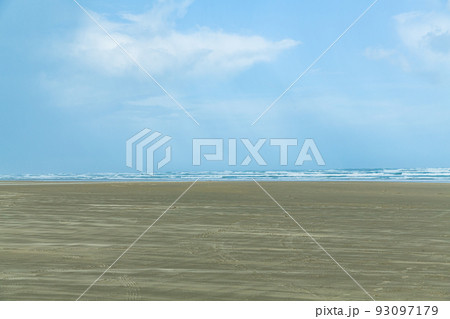 ニュージーランド　ノースランド地方の西海岸にある砂浜の国道の90マイルビーチ 93097179