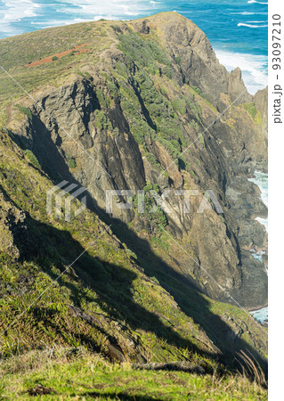 ニュージーランド ケープ・レインガの灯台に向かう道から見える崖 ニュージーランド ケープ・レインガの灯台に向かう道から見える崖 93097210