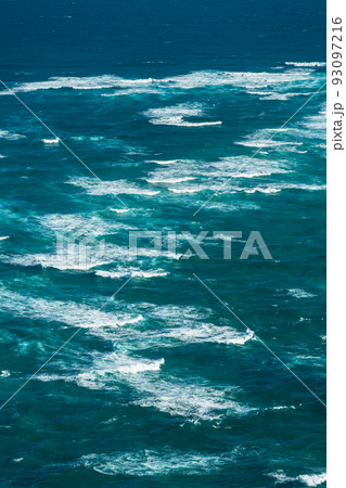 ニュージーランド　ノースランド地方の最北端のケープ・レインガから見えるタスマン海 93097216