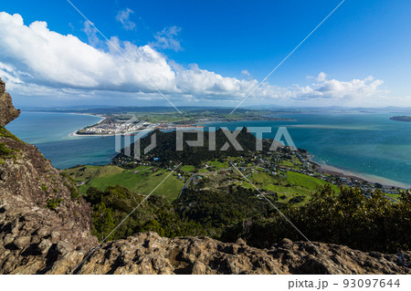 ニュージーランド　ファンガレイ・ヘッズにあるマナイア山の頂上から見える風景 93097644